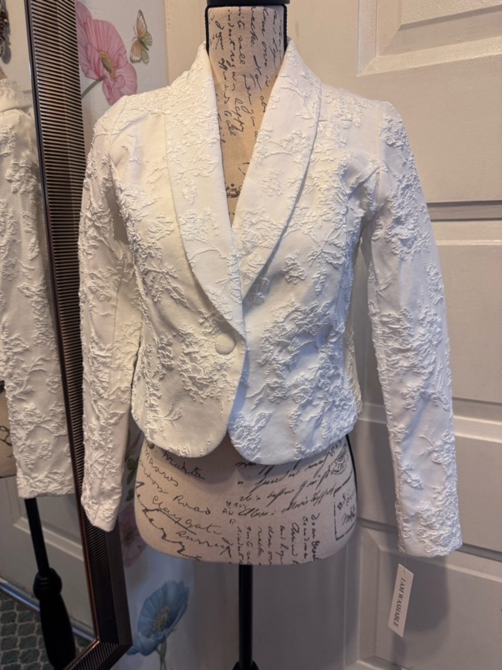 Shelby & Palmer White Embroidered Shawl Collar Blazer